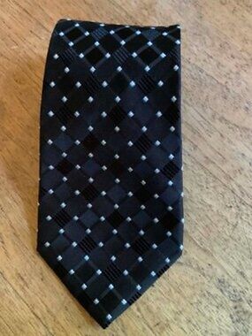 Geoffrey Beene Silk Tie. 55 Inches
